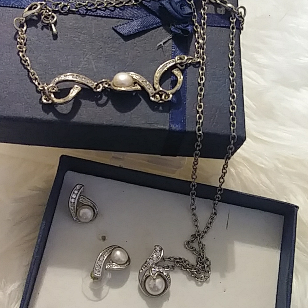LOVELY PEARL NECKLACE- RINGS- BRACELET SET
